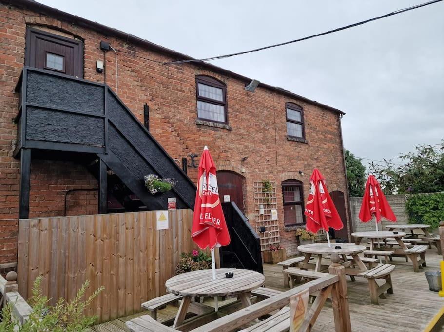Joiners Arms - Studio Apartments Market Drayton Exterior photo